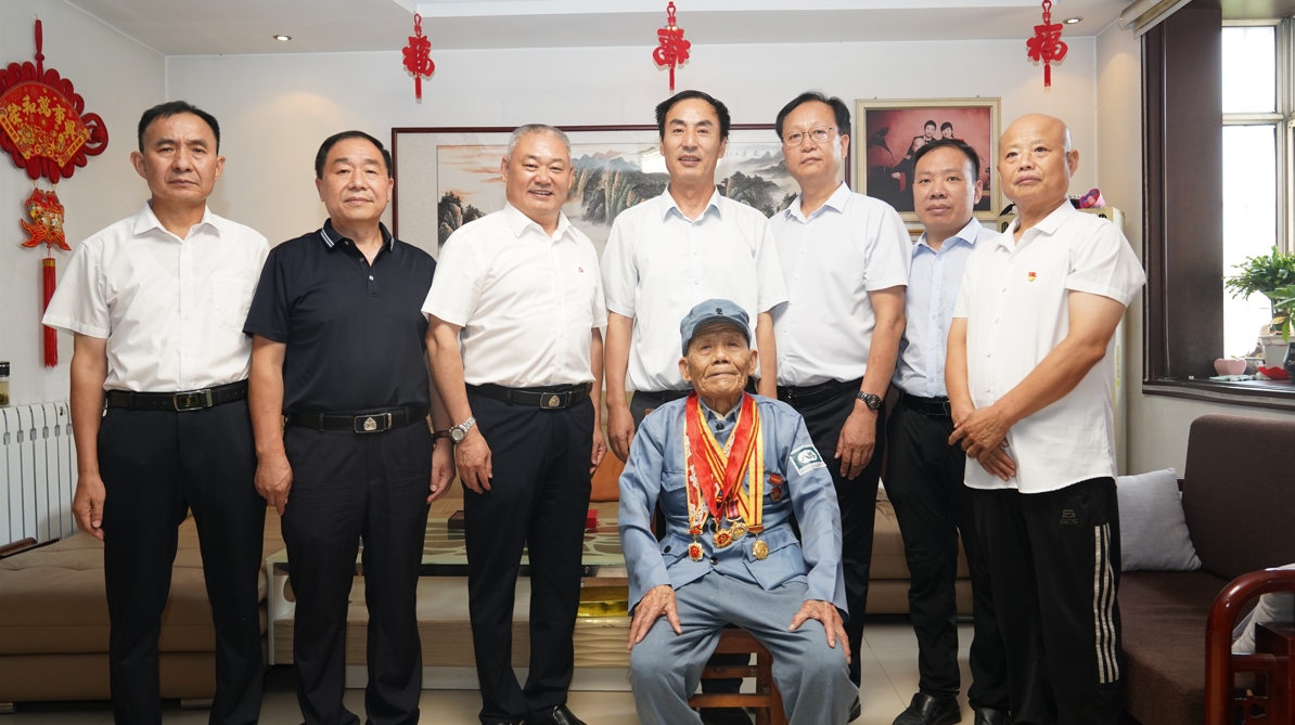 鑫琦集团联合济宁市拥军优属协会慰问抗日老兵