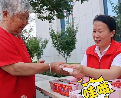 后八里沟村每月为老人发福利