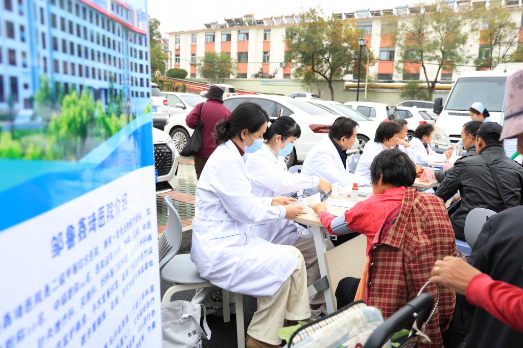 爱心义诊到社区 健康关爱暖人心